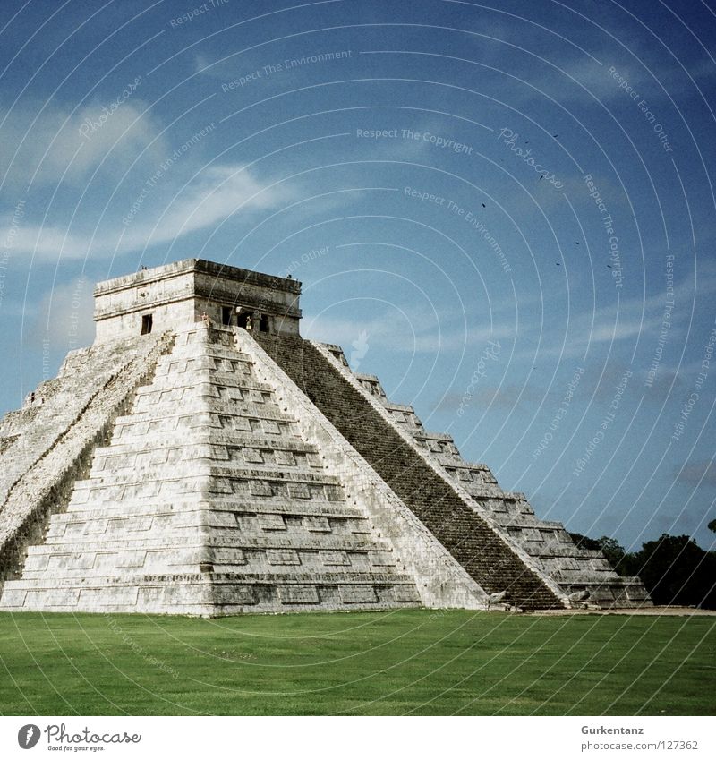 Chichén Itzá Maya Tempel Indianer Mittelamerika steil grün Mexiko Gotteshäuser Wahrzeichen Denkmal Pyramide Himmel Stein Rasen alt menschenopfer Treppe