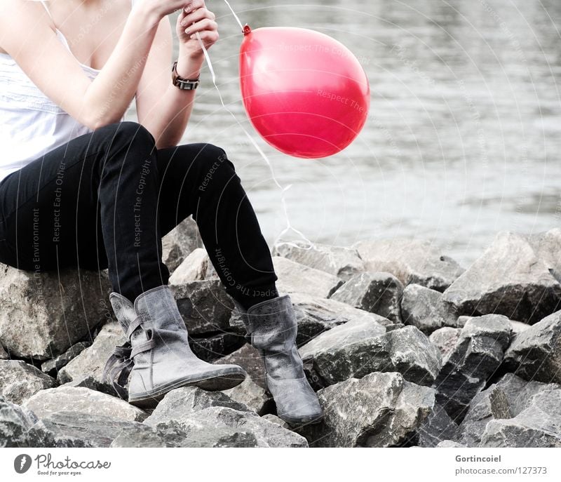 Crash Sommer feminin Frau Erwachsene Jugendliche Brust Arme Hand Beine Fuß Flussufer Hose Schuhe Stiefel Luftballon Denken sitzen Spielen träumen rot verträumt