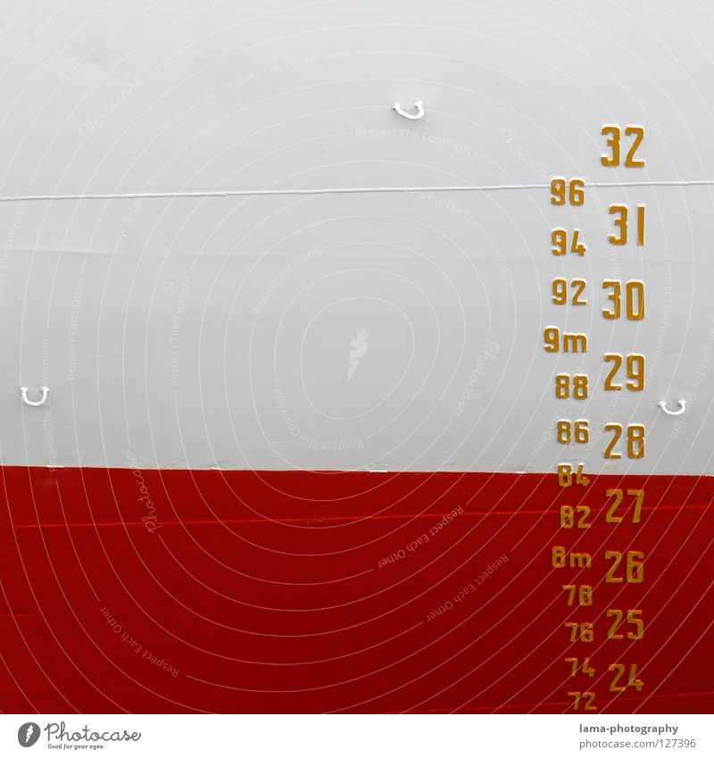 Das Maß der Dinge Meter Zollstock Ziffern & Zahlen Maßeinheit Tiefgang Wasserfahrzeug Schiffsbug rot weiß Öse Haken ankern Anker Schifffahrt Cap San Diego tief