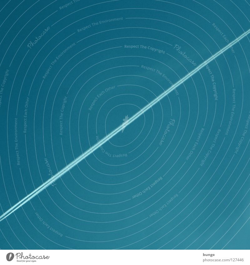 linea per calculum Wolken Flugzeug kondensieren Kondensstreifen Streifen Linie Wasserdampf zyan diagonal Luft Bungo Himmel Luftverkehr blau