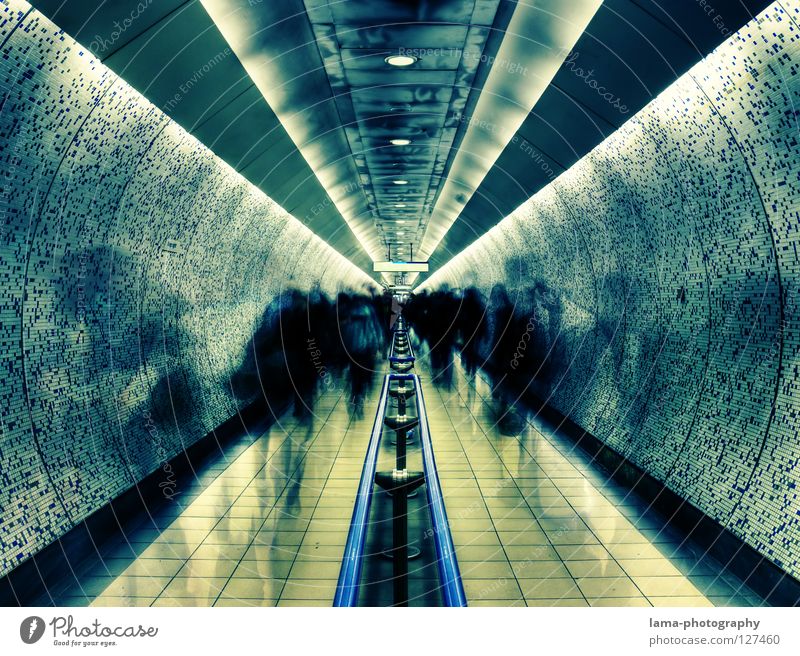 flüchtig. Mensch Tunnel Architektur Wege & Pfade Linie rennen Bewegung gehen laufen Angst Symmetrie Zeit Zukunft Zeitreise London Underground fremd flüchten