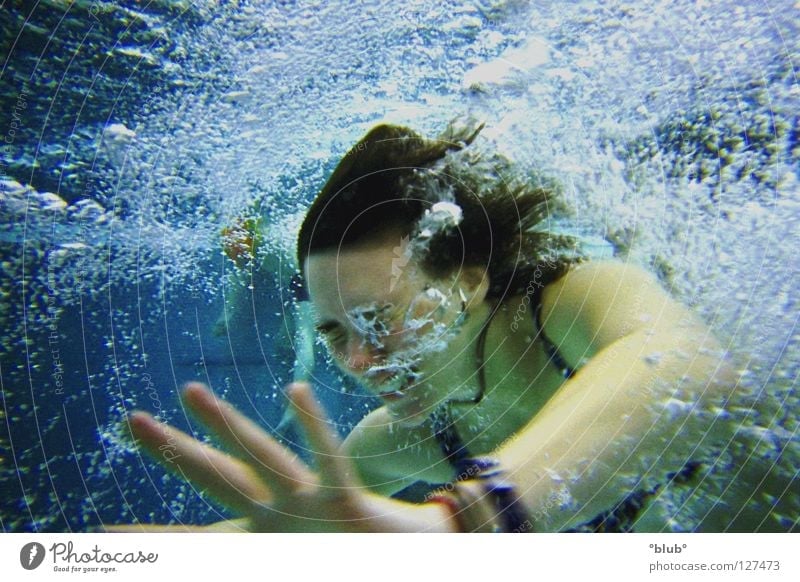 blubber Schwimmbad Luftblase Wassersport Freude lustig lachen Unterwasseraufnahme Schwimmen & Baden Schwimmsport
