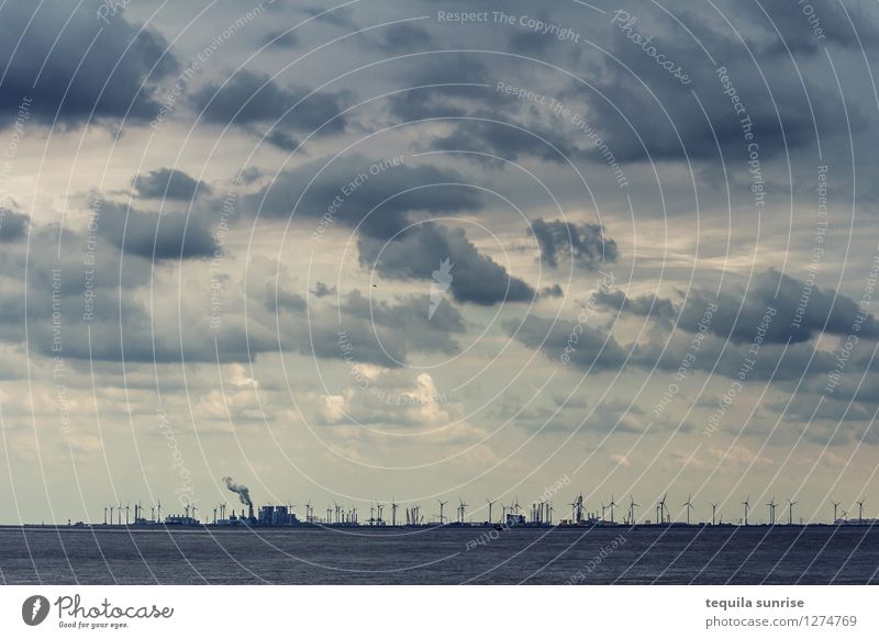 Der Himmel über Eemshaven Energiewirtschaft Erneuerbare Energie Windkraftanlage Urelemente Luft Wasser Wolken Gewitterwolken Küste Nordsee Niederlande