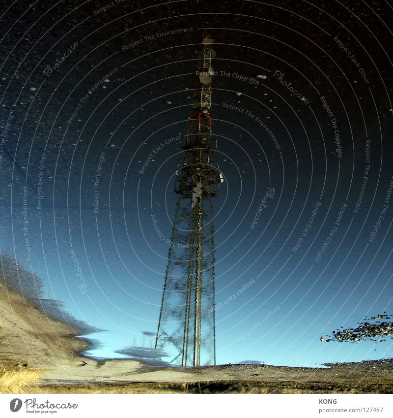 zu den sternen Fachwerkfassade Funkturm Antenne Telefonmast Mobilfunk Pfütze groß Sinnestäuschung Spiegel Reflexion & Spiegelung industriell Industrie