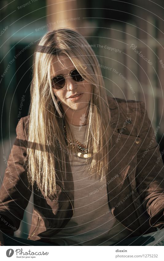 golden brown Mensch feminin Junge Frau Jugendliche Erwachsene 1 18-30 Jahre Jacke Accessoire Schmuck Sonnenbrille Halskette Haare & Frisuren blond langhaarig