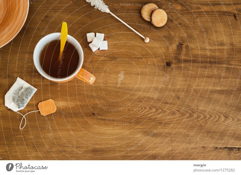 Tea- Time: eine Teetasse mit Teebeutel, Zucker und Plätzchen auf einem Holztisch Lebensmittel Teigwaren Backwaren Kuchen Dessert Süßwaren Ernährung Bioprodukte