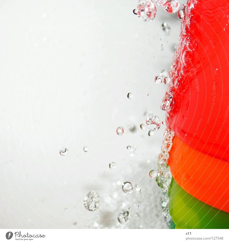 RainbowWater III nass Wasserstrahl Licht Bad rein Reinigen tropfend Wassertropfen kalt Erfrischung Regenbogen fließen spritzen sprudelnd Makroaufnahme