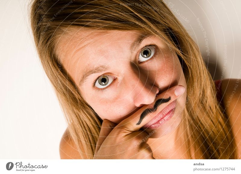 Schnurrbart Mensch feminin Junge Frau Jugendliche Erwachsene 1 18-30 Jahre brünett langhaarig Scheitel berühren Blick Spielen Coolness einfach frech einzigartig