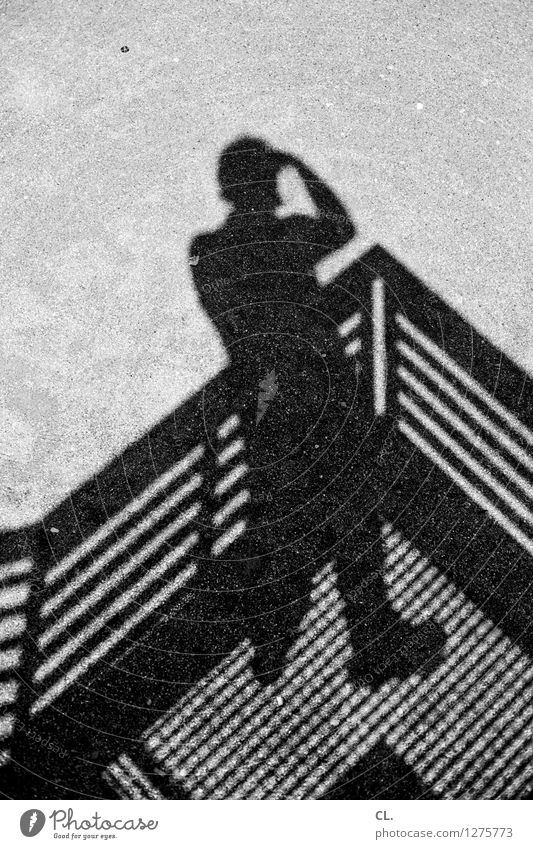 schatten Freizeit & Hobby Fotografieren Mensch maskulin Mann Erwachsene Leben 1 Treppe Identität Kreativität Schwarzweißfoto Außenaufnahme Tag Licht Schatten