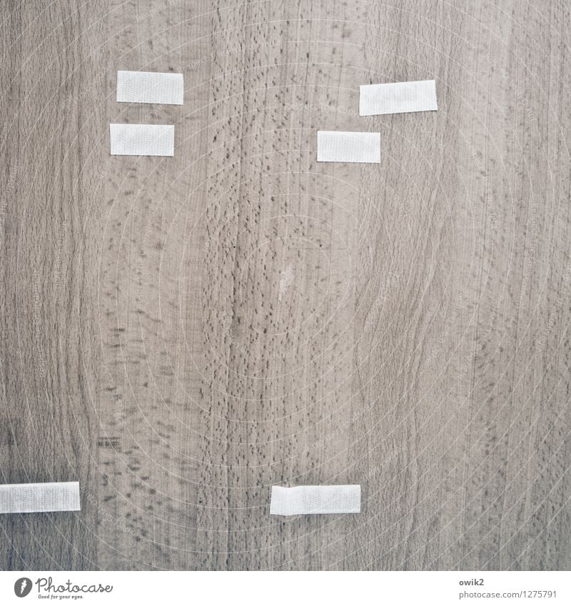 Artzpraxis Tür Holz einfach Klebestreifen Klebeband Maserung Farbfoto Gedeckte Farben Innenaufnahme Detailaufnahme abstrakt Muster Strukturen & Formen