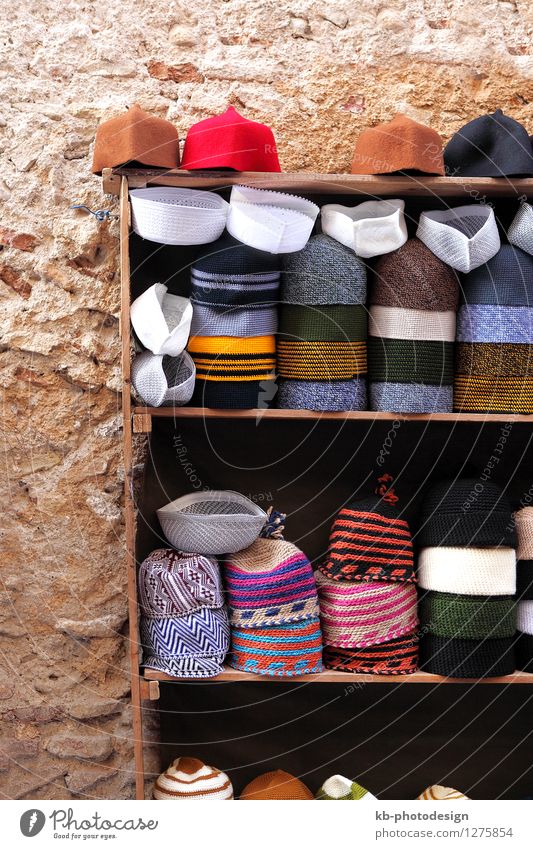 Small hat shop in the Medina of Fes, Morocco Ferien & Urlaub & Reisen Tourismus Sommerurlaub Musik Hut Mütze Kopftuch Tradition colorful Sale high altas