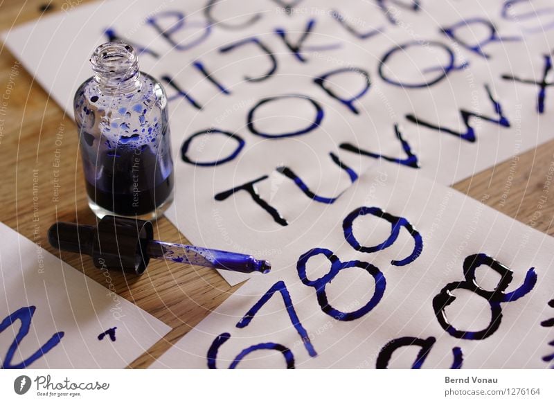 alphab-tisch Schriftzeichen Ziffern & Zahlen nass Farbe Tinte Kalligraphie Pipette blau Kreativität frisch Handarbeit Schreibwaren Papier Entwurf Farbfoto