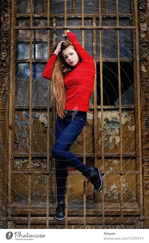 stilvolle Mädchen / Modell an der Wand mit Metallrahmen Junge Frau Jugendliche Leben 1 Mensch 18-30 Jahre Erwachsene Künstler Architektur Tänzer Bauchtänzer