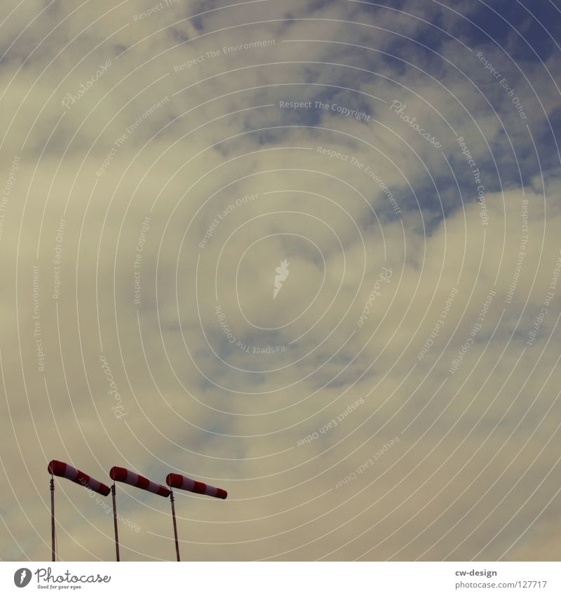 ___i___i___i________________ Wolken Windsack rot weiß Gelbstich grau trist Windrichtung Windgeschwindigkeit Süden Osten Flugplatz Flugzeug minimalistisch 3