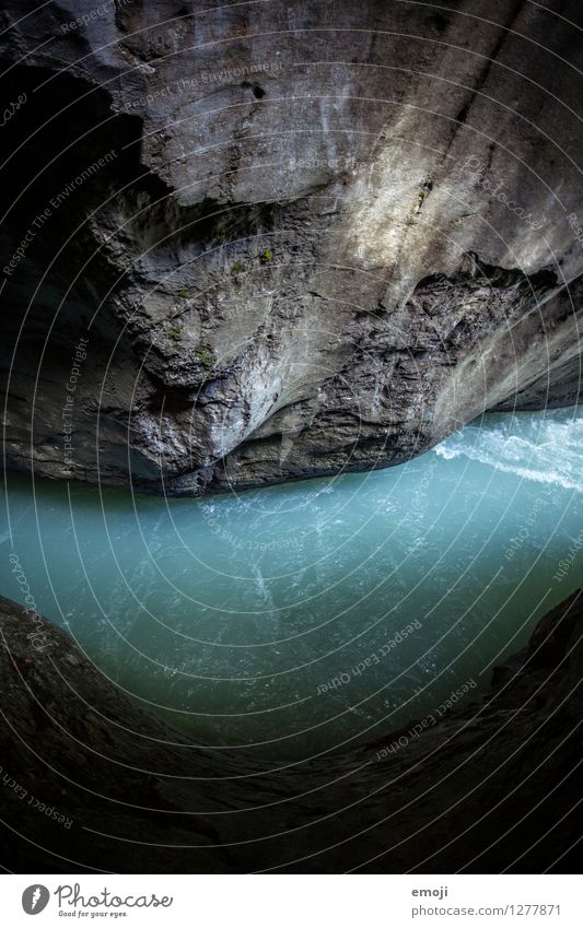 düster Umwelt Natur Landschaft Wasser schlechtes Wetter Felsen Fluss außergewöhnlich bedrohlich dunkel grau türkis Stein Farbfoto Außenaufnahme Menschenleer