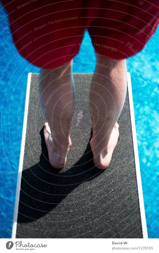 Freibad Sport Wassersport Mensch maskulin Junger Mann Jugendliche Erwachsene Kindheit Leben 1 Sprungbrett Angst Respekt Feigheit Mut hoch oben Schwimmbad blau