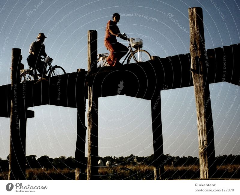 Biking Burmesian Bridges Myanmar Mandalay Fahrrad Korb Birmane Holz Teak Asien Tour de France Radrennen Lee Brücke Mensch bridge Pfosten militärjunta teakbrücke