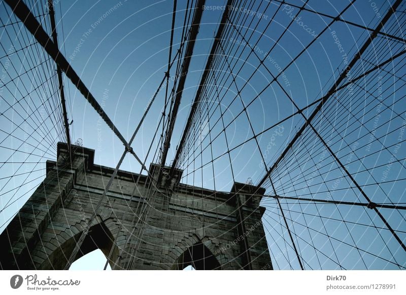 Spielplatz für Kletterkünstler IV Ferne Sightseeing Sommer Schönes Wetter Brooklyn New York City Manhattan Brücke Bauwerk Hängebrücke Neogotik Brückenpfeiler