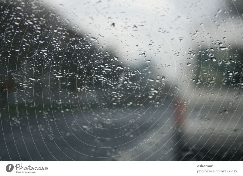 Sauwetter schlechtes Wetter Windschutzscheibe Regen Glasscheibe Verkehr Fahrbahn fahren parken Unwetter PKW grau Stadt November Herbst Winter Mobilität