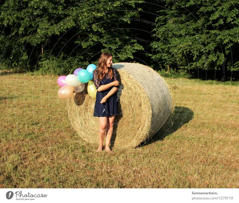 Sommerzeit Freude feminin Junge Frau Jugendliche 18-30 Jahre Erwachsene Natur Baum Wiese Feld Wald Kleid Luftballon entdecken genießen Lächeln träumen frei