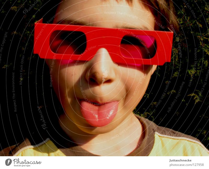 Das Bild vom Bild im Bild Junge Kind Porträt Brille Sonnenbrille rosa rot Fröhlichkeit Freude Coolness frech Plakat Poster Grimasse Identität rausstrecken