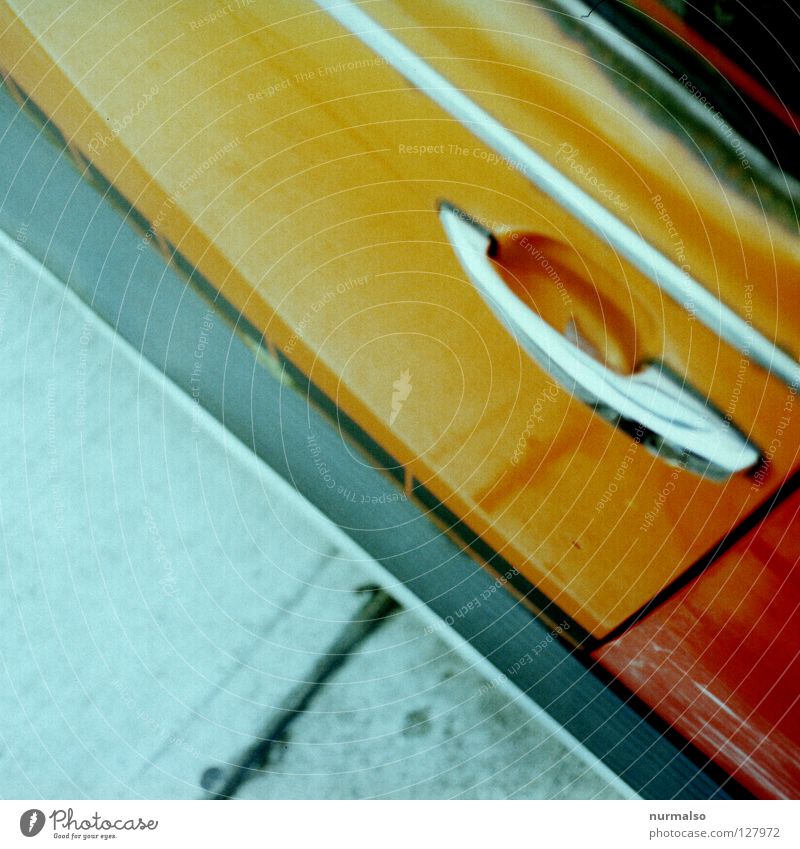 Griffbereit, Dudu's Handshaker Autotür Karosserie PKW Detailaufnahme Bildausschnitt Anschnitt parken Vogelperspektive Autolack glänzend orange Chrom