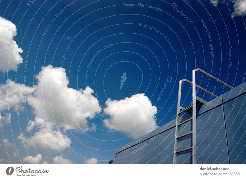 Treppe in den Freiburger Himmel Karriere Wolken aufsteigen Sommer abstrakt weiß zyan Dach Detailaufnahme Erfolg Leiter Wetter blau Metall Architektur