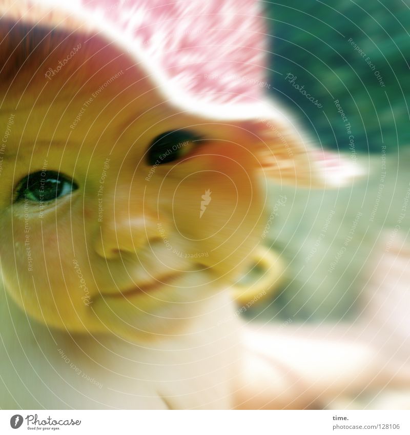 * Kind Kleinkind Mütze Hut Kopfbedeckung Sommer erstaunt Schatten staunen Baby Kommunizieren Vertrauen Sonne Auge Blick sitzen Schutz Kontakt offen
