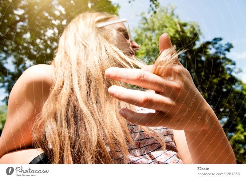 Summerfeeling Lifestyle Stil schön Sommer Sommerurlaub feminin Junge Frau Jugendliche 18-30 Jahre Erwachsene Schönes Wetter Sträucher T-Shirt Sonnenbrille blond