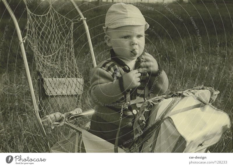 50ies - CHECKER Sechziger Jahre historisch Schwarzweißfoto Kleinkind Außenaufnahme Kinderwagen Essen Sonnenhut 1-3 Jahre Appetit & Hunger Porträt