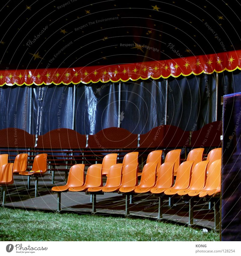 setzen Stuhl Sitzgelegenheit Platz hinsetzen Zirkus Publikum Akrobatik Zauberei u. Magie Manege Artist Zelt Show Kunst Kunsthandwerk Möbel Kultur Sitzreihe