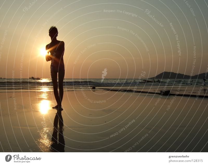 Sonnenstütze Abend Reflexion & Spiegelung Erholung Schwimmen & Baden Ferien & Urlaub & Reisen Sommer Strand Insel Mann Erwachsene Sand Wasser Wärme Küste