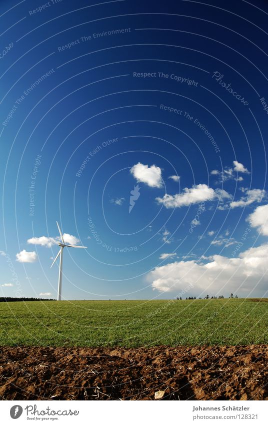 Dreiteiler Feld Gras Landwirtschaft Windkraftanlage Wissenschaften Elektrizität Kraft Wolken Himmel Frühling Sommer Aussaat grün Polarisation Landschaft field