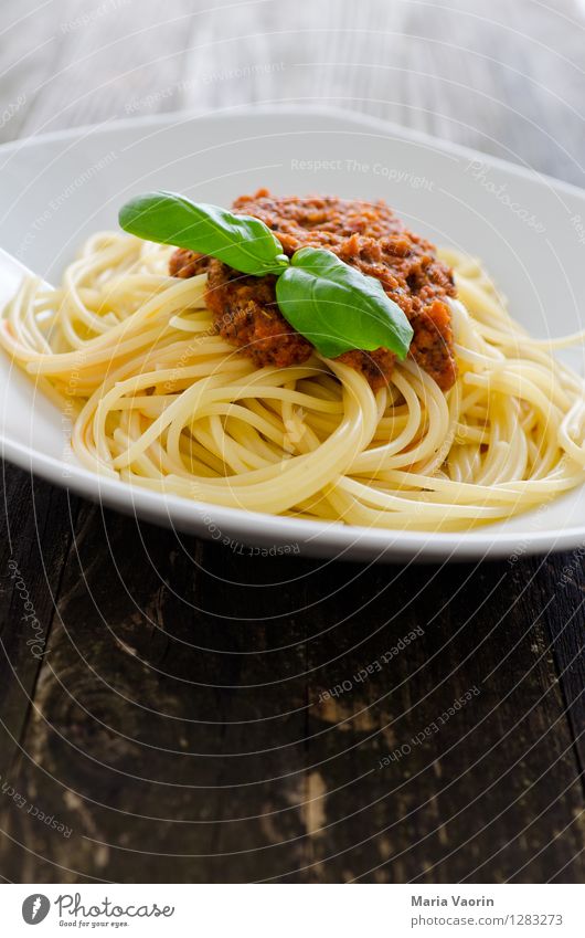 Tomatenpesto 3 Lebensmittel Ernährung Mittagessen Vegetarische Ernährung Slowfood Italienische Küche Teller lecker rot Pesto Basilikum Nudeln selbstgemacht