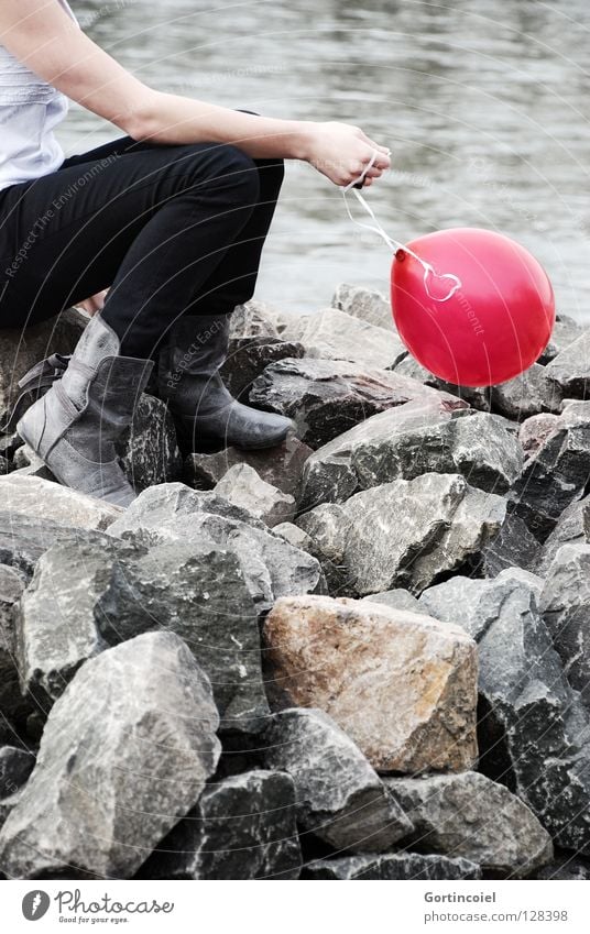 Am Rhein Mensch Junge Frau Jugendliche Erwachsene Arme Hand Beine Fuß Natur Flussufer Hose Schuhe Stiefel Luftballon Denken sitzen Spielen träumen rot verträumt