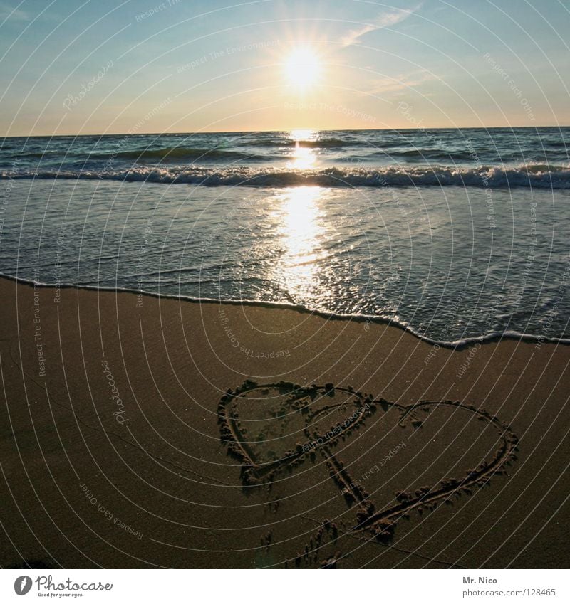 Zwei Herzen Liebe Zusammensein Verbundenheit gemalt Strand Romantik Ferien & Urlaub & Reisen Urlaubsflirt Partnerschaft Gegenlicht Sonnenuntergang Licht
