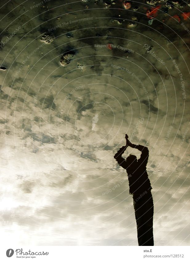 sprungbereit Kerl Körperhaltung Pfütze Reflexion & Spiegelung Kopfsprung springen verschränken Wolken schlechtes Wetter Silhouette Stein Osten Himmel Wasser