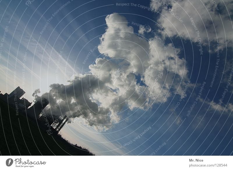 Rauchzeichen Fabrik Umweltschutz Umweltverschmutzung Verdunstung blau-weiß Elektrizität Energiewirtschaft Nebel himmelblau Wolken dunkel umfallen Wissenschaften