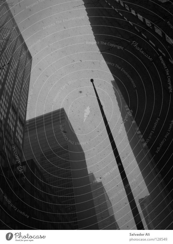 Minderwertigkeitskomplex New York City Hochhaus Fahnenmast Menschenleer Wall Street Wohnhochhaus rational Schnee aufwärts vertikal himmelwärts Froschperspektive