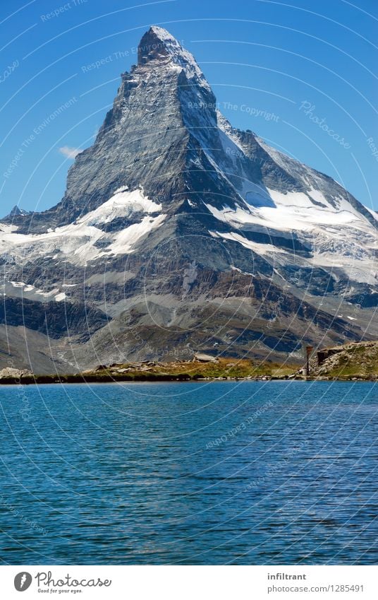 Matterhorn und Bergsee Ausflug Abenteuer Sommer Sommerurlaub Berge u. Gebirge wandern Umwelt Natur Wasser Wolkenloser Himmel Felsen Alpen Gipfel