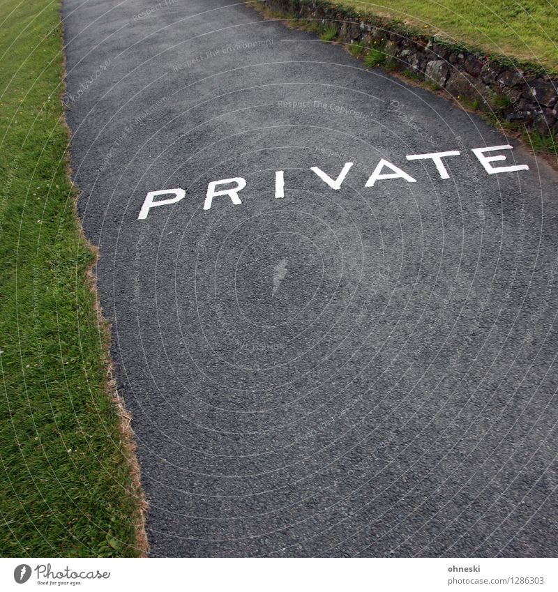 Hier kein Durchgang Straße Schriftzeichen Schilder & Markierungen Wege & Pfade privat Privatsphäre Privatleben Verbote Typographie Buchstaben Farbfoto