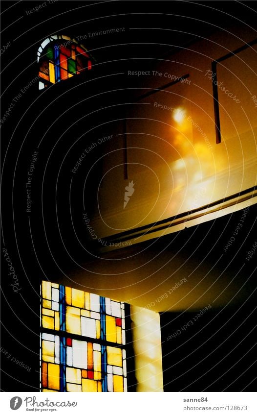 Der Heilige Geist I Fenster Kirchenfenster Licht mehrfarbig Glasscheibe Reflexion & Spiegelung Frankreich Elsass Dorfkirche dunkel Lichtspiel Gotteshäuser