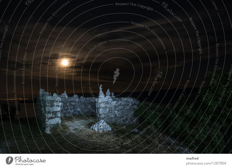 Rohbau Nachthimmel Mond Vollmond Sommer Küste Kroatien Dorf Ruine Bauwerk Mauer Wand Stein braun grau grün Vergänglichkeit Farbfoto Außenaufnahme Menschenleer
