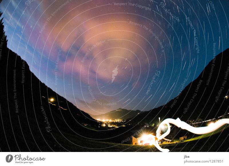 Grund b. Gstaad ruhig Sommer Landschaft Urelemente Wolken Nachthimmel Stern Schönes Wetter Berge u. Gebirge Schweiz leuchten dunkel Kontrast Fischauge