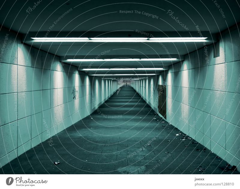 Untergrund Ausgang Stadt Einsamkeit grün kalt lang Licht Menschenleer Neonlicht Spray Tagger sprühen U-Bahn Unendlichkeit unfreundlich unpersönlich unten Tunnel