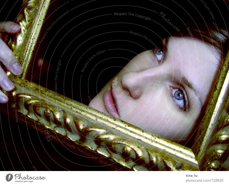 ... Hand schwarz Finger Durchblick Ornament Märchen Spiegel Aussicht Gefühle Gesicht face Rahmen gold Blick blaue Augen Goldrahmen frame aus dem Rahmen fallen