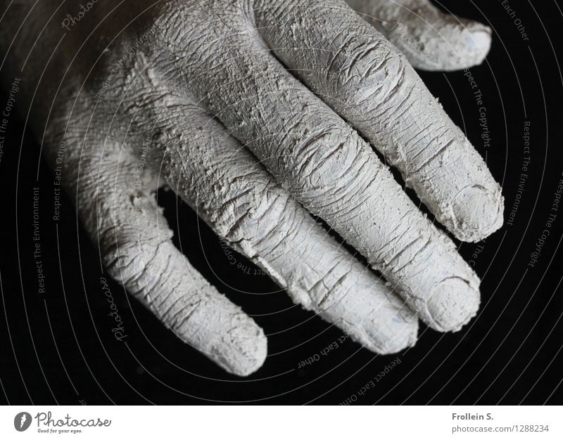 Touch Haut Hand Finger Hautfalten Fingernagel Ton berühren ästhetisch trocken Bruch Riss Schwarzweißfoto Innenaufnahme Nahaufnahme Kontrast Starke Tiefenschärfe