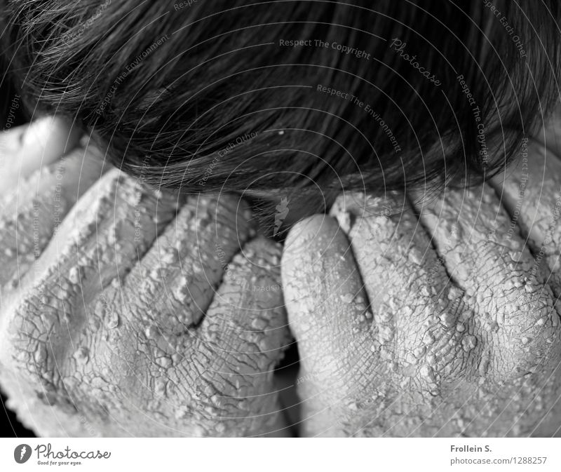 Haut und Haar Mensch maskulin Mann Erwachsene Haare & Frisuren Hand Finger Faust 1 18-30 Jahre Jugendliche Lehm Ton Riss Hautfalten Krümel Traurigkeit weinen