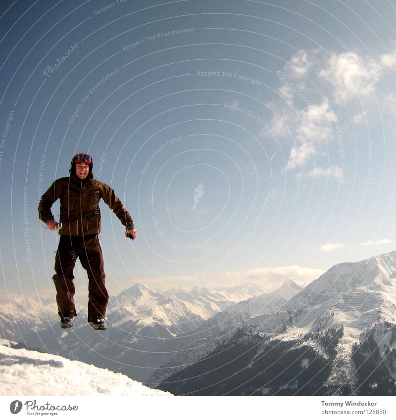 Schwerelos Winter Winterurlaub Wintersport Schneelandschaft Skigebiet alpin weiß kalt Schneebrille Mann springen hüpfen Ferien & Urlaub & Reisen