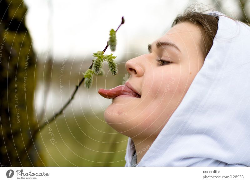 waldfrüchtchen rausstrecken Frühling Kapuze See Baggersee Baum aufwachen Unschärfe Frau Freude Makroaufnahme Nahaufnahme Zunge Nase zungenspitze